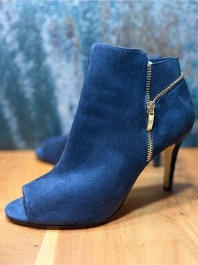 Marc Fisher 2010’s Classic Blue Suede Peep‎ Toe Booties Heels 9.5W